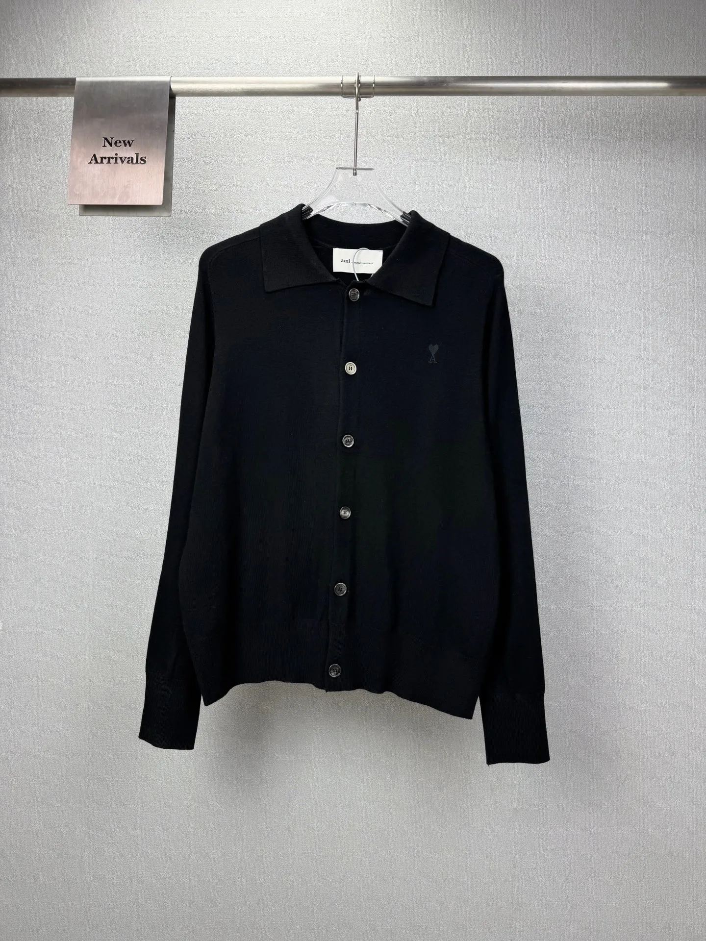 (top version) Ami 2026 New Arrival chest embroidery 🪡Love couple style lapel knitted cardigan sweater 🔥High version🔥High version🔥 Cashmere blended material, skin-friendly, not sticking to the body, no pilling, very soft to the touch, super comfortable, fashionable and personalized, super Versatile and good-looking knitted cardigan, very suitable for both men and women, a must-have for everyone, packaging, tag, collar label, washed wheat Complete 👍 Color: Black, Gray Size: S-XL